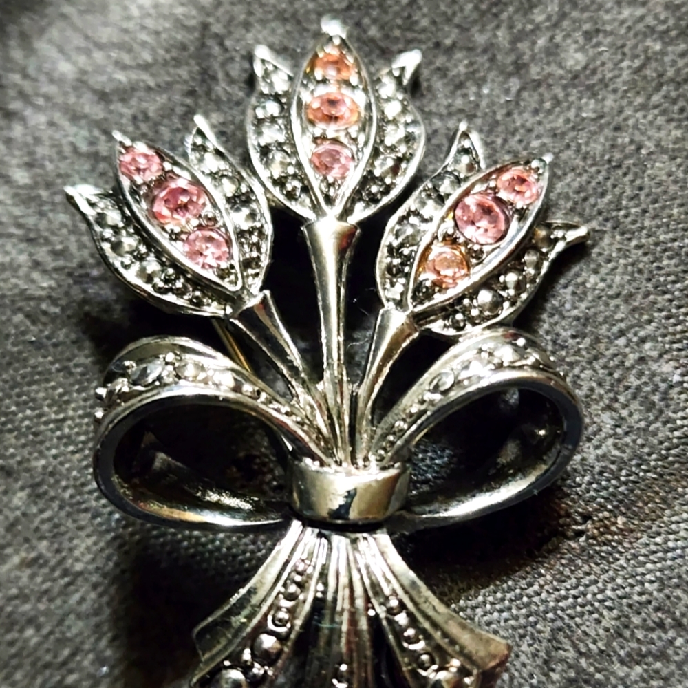 Vintage broach pin with crystals